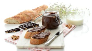 Nocilla casera con Thermomix®, crema de leche, cacao, avellanas y azúcar.