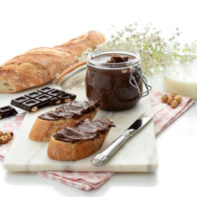 Nocilla casera con Thermomix®, crema de leche, cacao, avellanas y azúcar.
