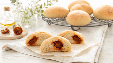 Bollos preñaos o pan con chorizo