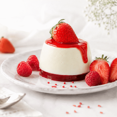 Pannacotta con gelatina de frambuesa y fresas