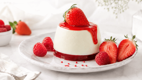 Pannacotta con gelatina de frambuesa y fresas
