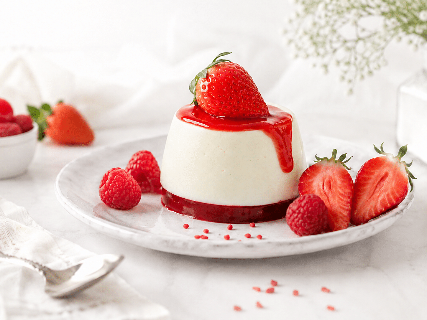 Pannacotta con gelatina de frambuesa y fresas