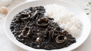 Calamares en su tinta con arroz de guarnición