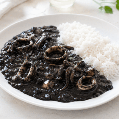 Calamares en su tinta con arroz de guarnición