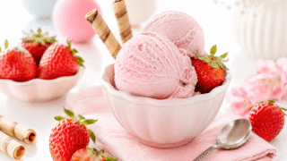 Helado de fresas con nata
