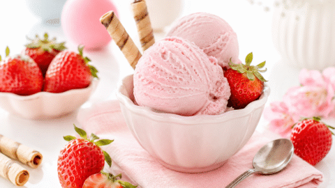 Helado de fresas con nata