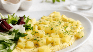 Tortilla francesa con patatas al vapor y ensalada