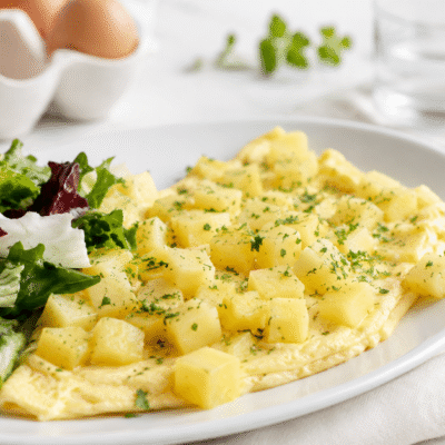 Tortilla francesa con patatas al vapor y ensalada