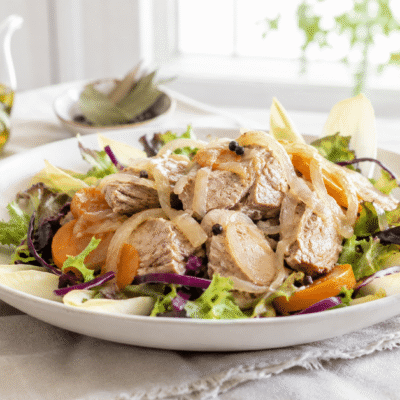 Bonito en escabeche con ensalada, una receta fresca y sabrosa que mejora de un día para otro. Perfecta para preparar con antelación y servir con lechugas, lombarda, endivia y las verduras del escabeche.
