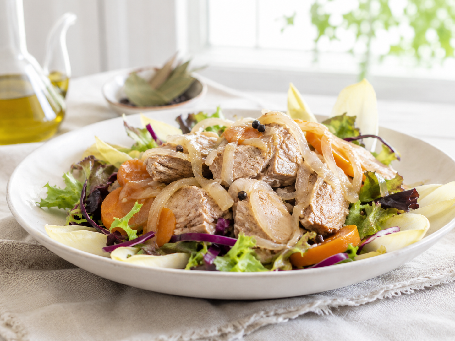 Bonito en escabeche con ensalada, una receta fresca y sabrosa que mejora de un día para otro. Perfecta para preparar con antelación y servir con lechugas, lombarda, endivia y las verduras del escabeche.