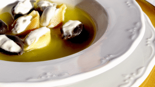 Sopa de Navidad con galets rellenos de crema de queso
