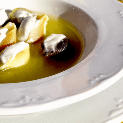 Sopa de Navidad con galets rellenos de crema de queso