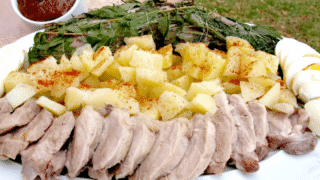 Solomillos de cerdo con hierbas a la sal con chutney de mango