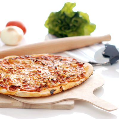 Pizza carbonara con tomate