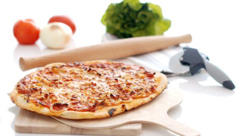 Pizza carbonara con tomate
