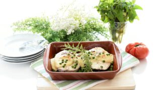 Merluza con guisantes, cubierto de bechamel