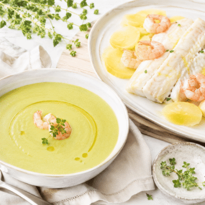 Crema de calabacín y gambas con merluza con patatas