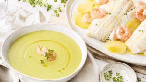 Crema de calabacín y gambas con merluza con patatas