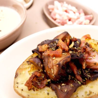 Crema de champiñones y patatas con níscalos y bacon