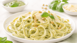 Tagliatelle con salsa pesto y salsa tres quesos