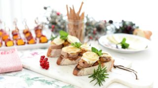 Solomillo con cebolla caramelizada y queso de cabra