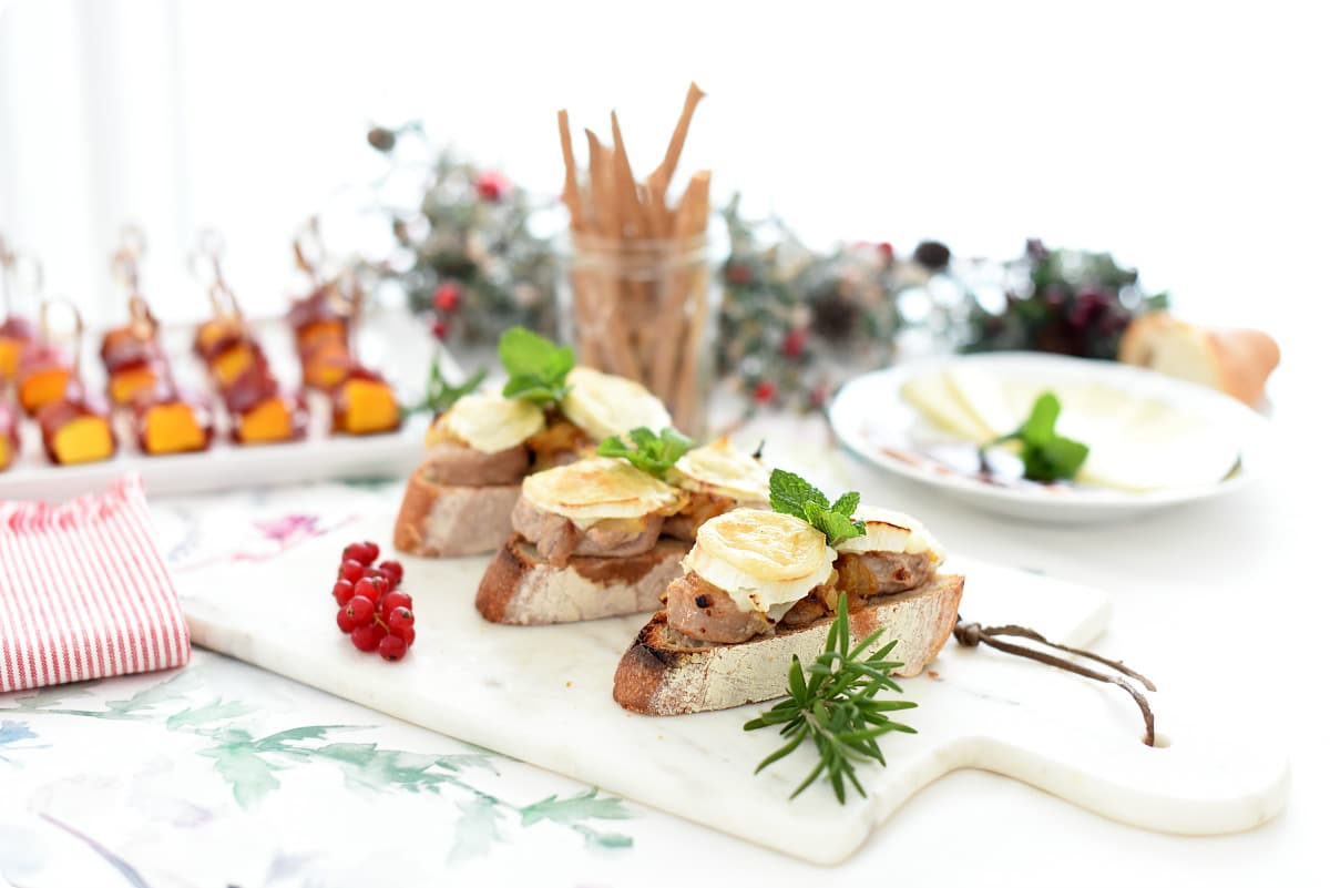 Solomillo con cebolla caramelizada y queso de cabra