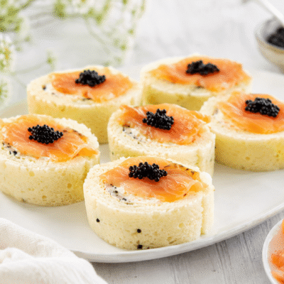 Rollo de salmón ahumado y huevas de mújol