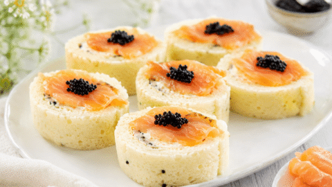 Rollo de salmón ahumado y huevas de mújol