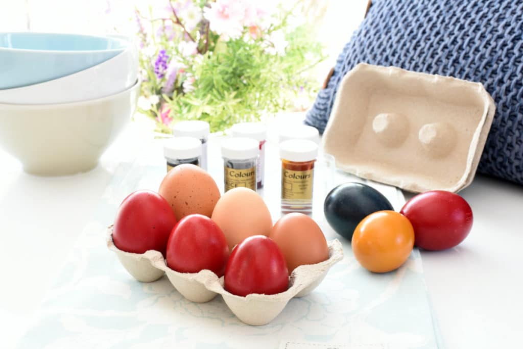 Divertidos Huevos de Pascua de colores Divertidos Huevos de Pascua de colores