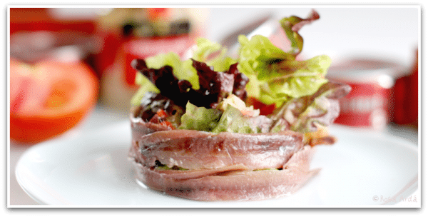 La receta de anchoas, un timbal hecho con un aro de emplatar La receta de anchoas, un timbal hecho con un aro de emplatar