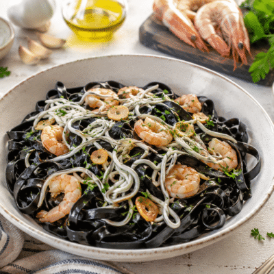 Tagliatelle al nero di sepia con gambas y gulas