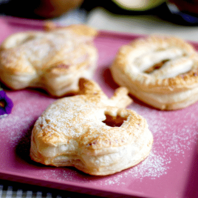 Hojaldres rellenos de compota de manzana