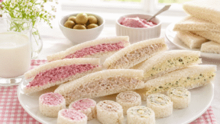 Sandwiches de verano: de salami, de nueces y de mantequilla con ajo y perejil