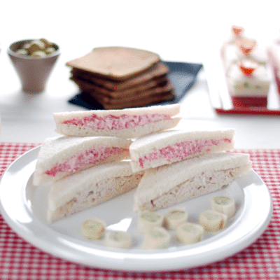 Sandwiches de verano: de salami, de nueces y de mantequilla con ajo y perejil