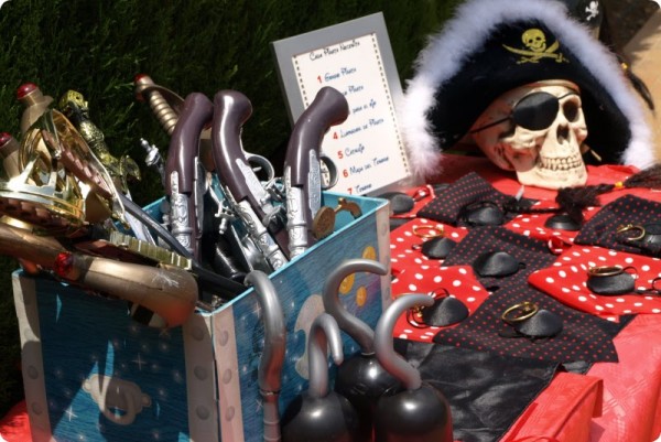 Preparamos nuestra fiesta pirata: gorros, parches, pelucas... Preparamos nuestra fiesta pirata: gorros, parches, pelucas...