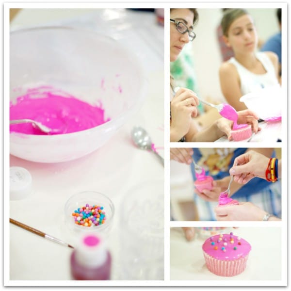 Decorando cupcakes con glaseado de icing sugar Decorando cupcakes con glaseado de icing sugar