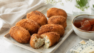 Croquetas de Cabrales con salsa de membrillo