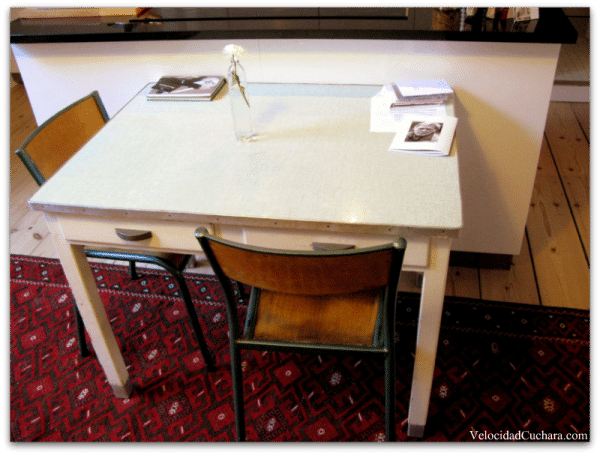 Esta es una mesa con historia, la que Lola nos cuenta en su carta Esta es una mesa con historia, la que Lola nos cuenta en su carta