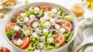 Ensalada fácil y rápida con lechugas variadas y queso fresco