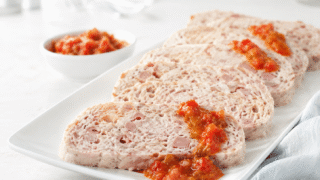 Pastel de pollo y jamón y un pisto de pimientos
