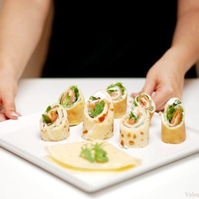 Crepês rellenos de queso rúcula y salmón