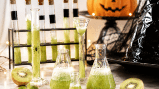 Pócima de kiwi y menta para Halloween