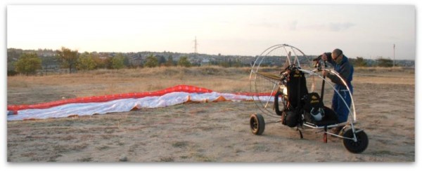 Estirando la vela del paramotor Estirando la vela del paramotor