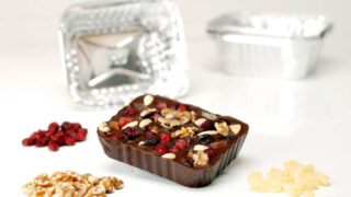 Tableta de chocolate con frutos secos y frutas