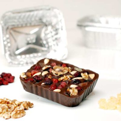 Tableta de chocolate con frutos secos y frutas