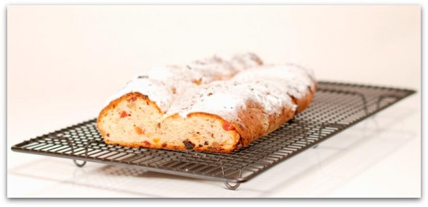 Así queda el Stollen después del horneado. Mira como queda doblado Así queda el Stollen después del horneado. Mira como queda doblado