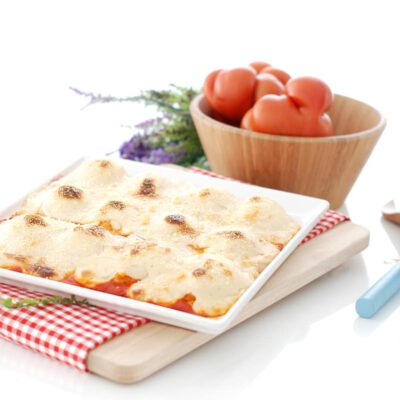 Huevos rellenos WOP con tomate y bechamel. Deliciosos