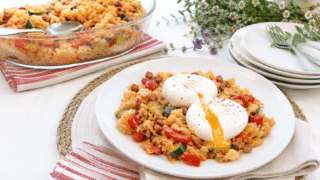 Repollo con calabacín, pimiento, bacon y huevos