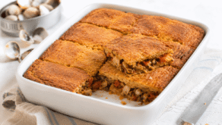 Empanada de maíz o "millo" con berberechos