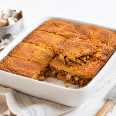 Empanada de maíz o "millo" con berberechos